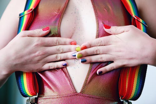 Женщина с разноцветными лаками для ногтей
