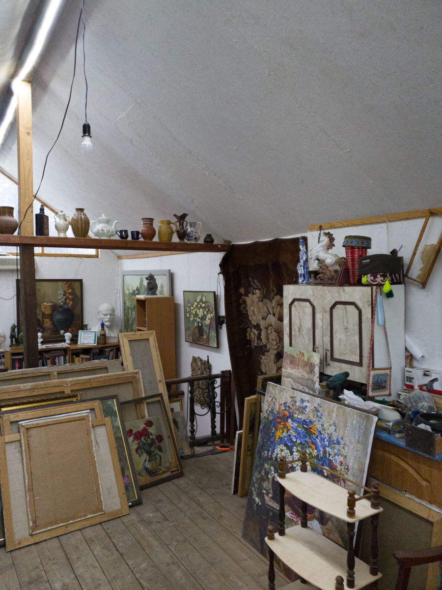 Grenier de maison ancienne rempli de meubles, tableaux et objets de famille
