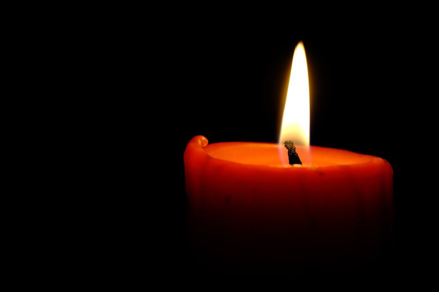 Flacăra caldă a unei lumânări aprinse