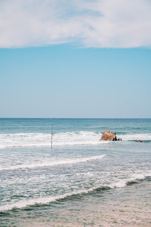 Foto stok gratis cakrawala di atas air, gelombang, langit cerah