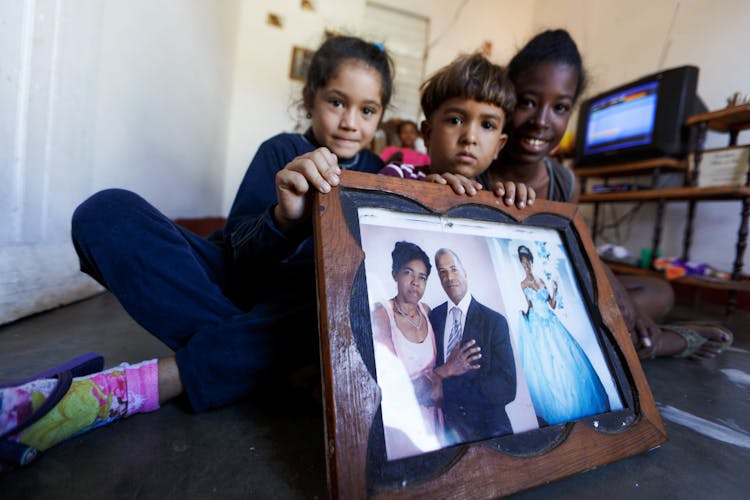 Kids Posing With Parents Wedding Pictures