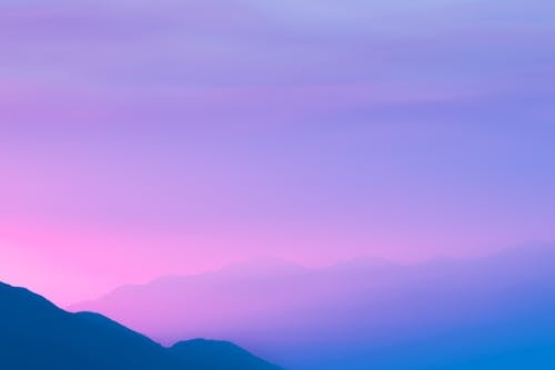 Kostenlos Schattenbildfoto Eines Berges Während Des Sonnenuntergangs Stock-Foto