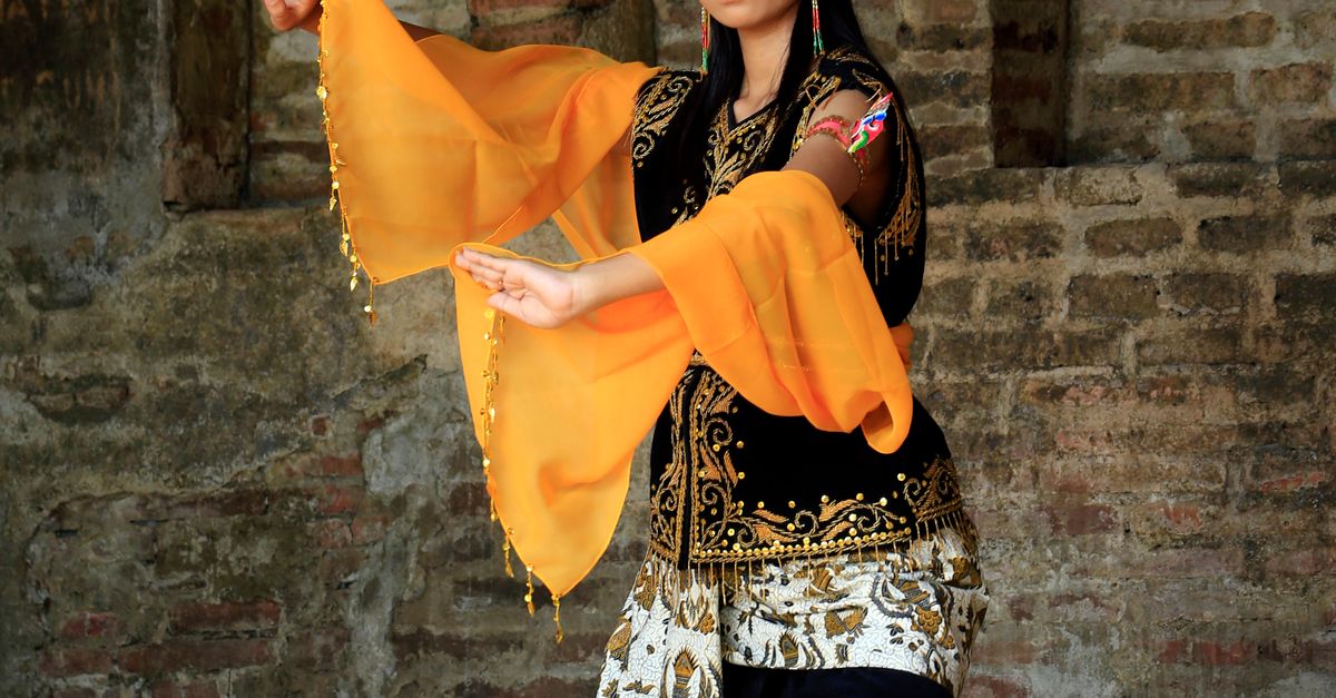 Model Photo Tradition Woman Posing in Traditional Clothing · Free Stock Photo