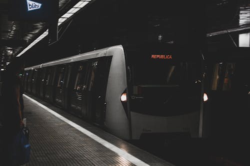 旅客列车, 火車站, 轨道车辆 的 免费素材图片