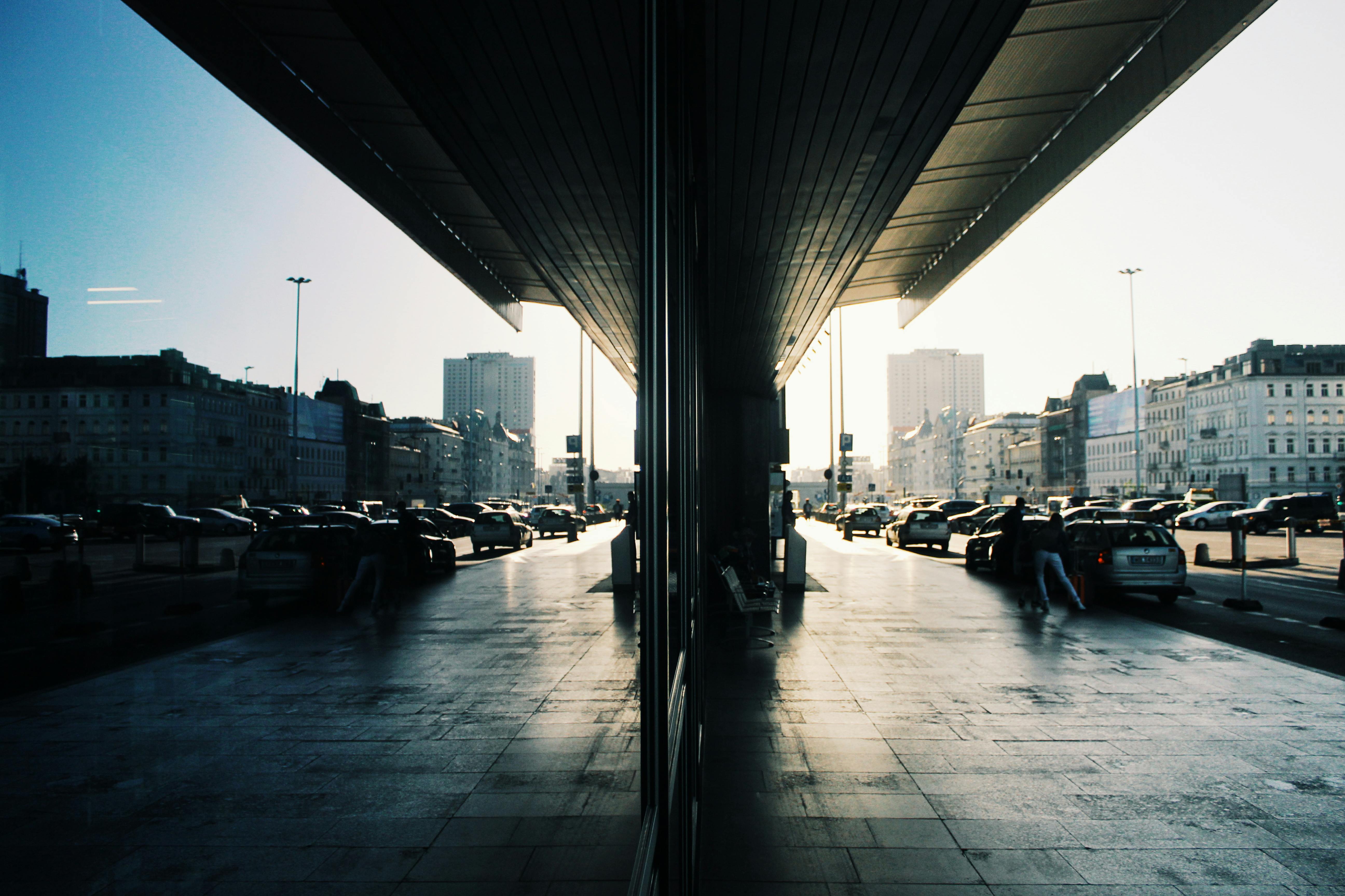 日光下，华沙的城市景观鲜明地映照出现代建筑与交通风貌