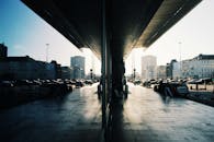 日光下，华沙的城市景观鲜明地映照出现代建筑与交通风貌