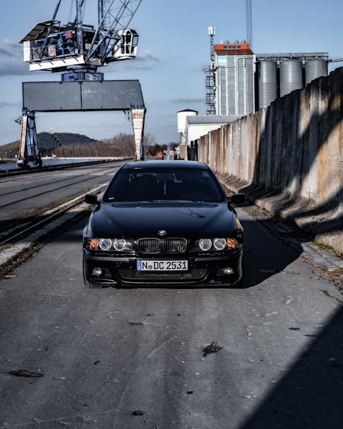 BMW, 검은 차, 길가의 무료 스톡 사진