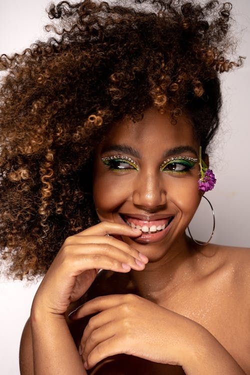 Foto profissional grátis de alegre, brinco de argola, cabelo afro