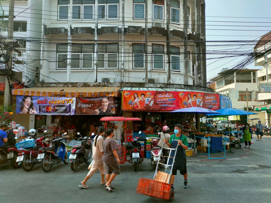 ตลาดนัดกลางคืนในลำปางมีผู้คนและมอเตอร์ไซค์พลุกพล่าน