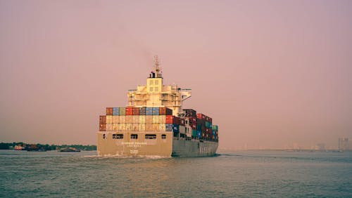 Foto profissional grátis de cargueiro, céu branco, contêiner de carga