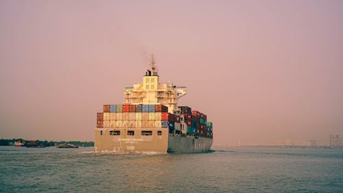 Gratis stockfoto met containerschip, containervracht, witte lucht