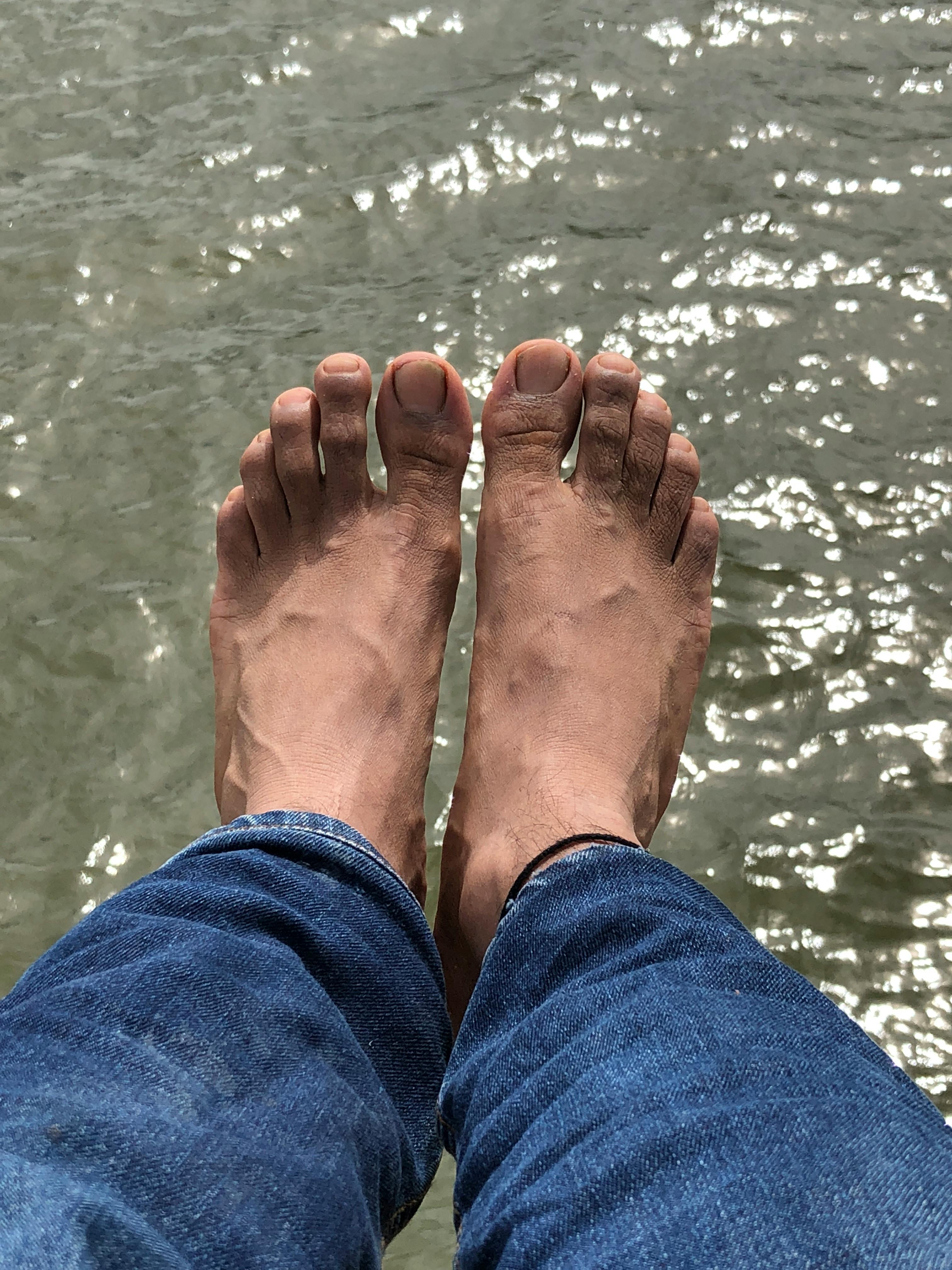 Free stock photo of feet, hanging, lake