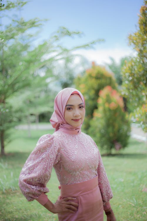 Foto stok gratis baju merah muda, jilbab, kaum wanita