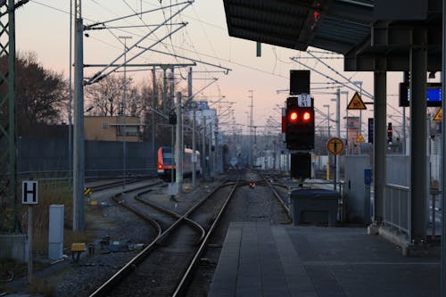 Foto profissional grátis de estação de trem, estrada de ferro, farol