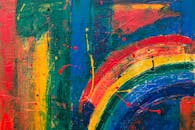 画布上色彩缤纷的抽象画，飞溅着充满活力的彩虹