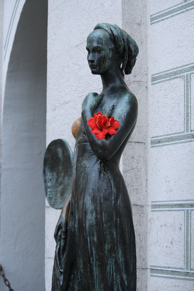Photo Of A Juliet Capulet Statue With Flowers