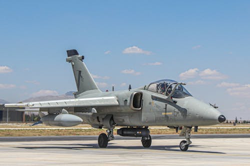 Foto d'estoc gratuïta de aeroport, avió, Avió de combat