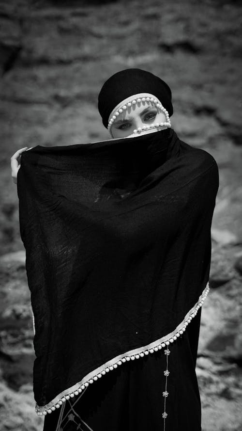 Foto profissional grátis de cobrindo o rosto, escala de cinza, hijab