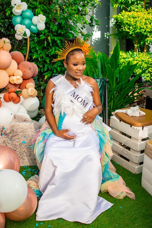 Безкоштовне стокове фото на тему «африканська жінка, біла сукня, вагітна» стокове фото