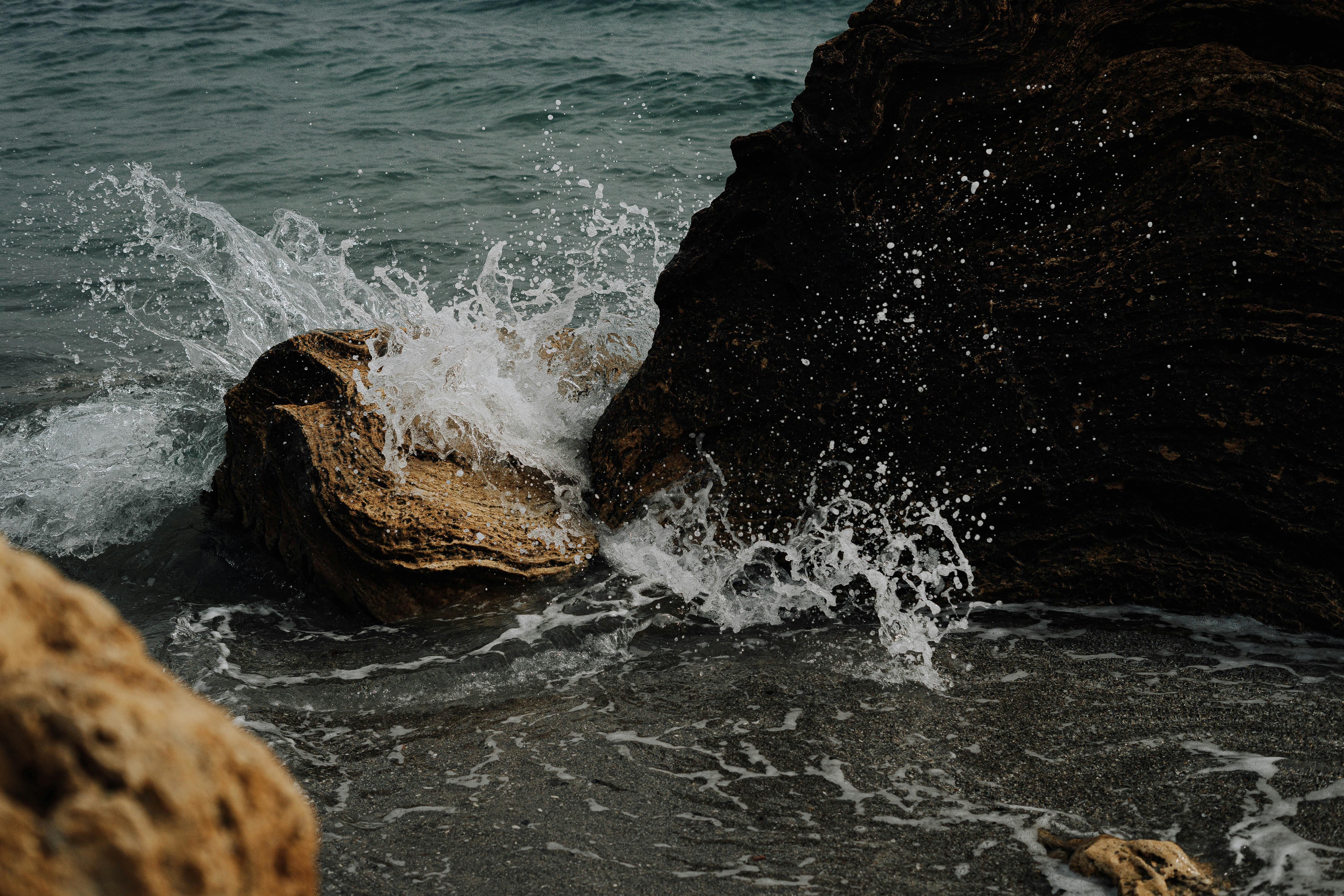 在一个晴朗的日子里，剧烈的海浪拍打着乌克兰敖德萨的海岸岩石