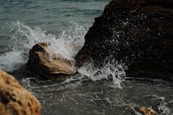 在一个晴朗的日子里，剧烈的海浪拍打着乌克兰敖德萨的海岸岩石