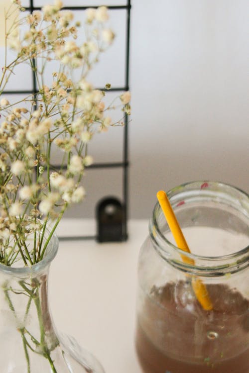 Kostenloses Stock Foto zu blumen, einmachglas, getränk