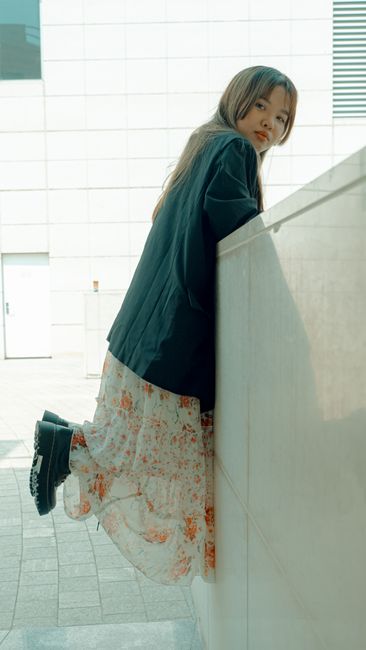 jaqueta escura jogada por cima do vestido florido, e a bota pra dar peso
#lookdodia #black #jacket #dress