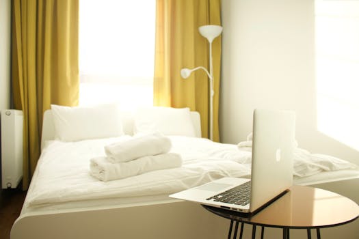 这间现代卧室宁静舒适，光线充足，桌上放着一台笔记本电脑