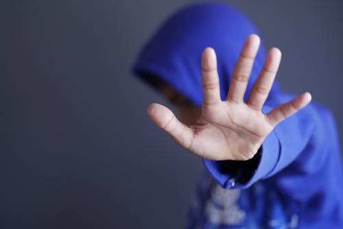 Kostenloses Stock Foto zu blauer hoodie, hand, haut