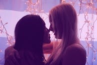 温暖的灯光下，一对情侣亲密相拥