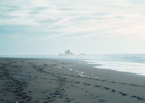 Foto d'estoc gratuïta de camins, cel ennuvolat, mar