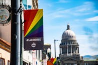 博伊西国会大厦前，光天化日之下，悬挂着一面彩虹骄傲横幅