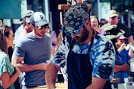 户外市场上，街头小吃小贩们穿着围裙为人们服务，场面充满活力