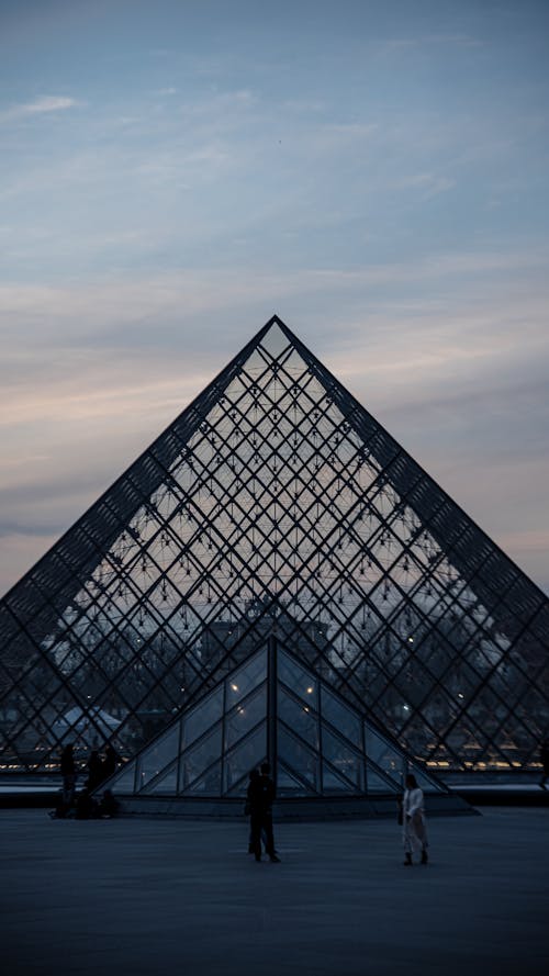 Tourist Sightseeing on Louvre Museum