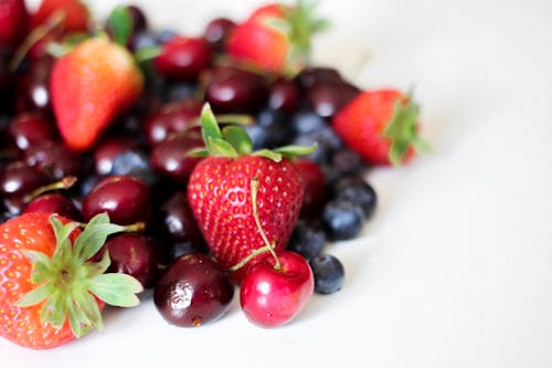 무료 딸기와 체리의 클로즈업 사진 스톡 사진