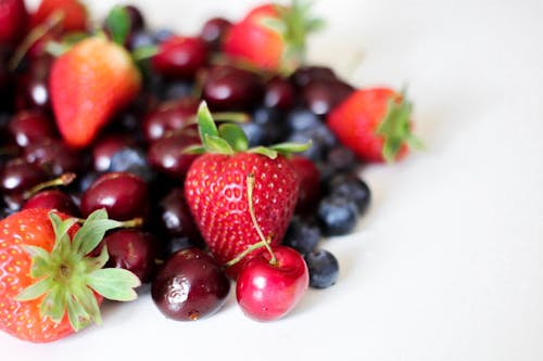 Fotografia Em Close Up De Morangos E Cerejas