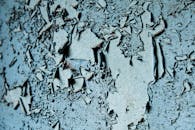 风化剥落的油漆形成抽象纹理图案的细节图像