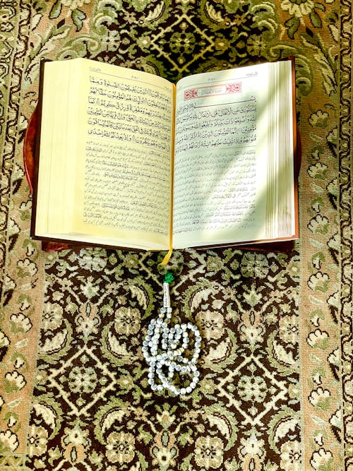 Fotos de stock gratuitas de alfombra de rezo, Corán, de cerca