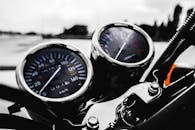 摩托车速度表和速度表的特写镜头成为焦点，展现了精密工程