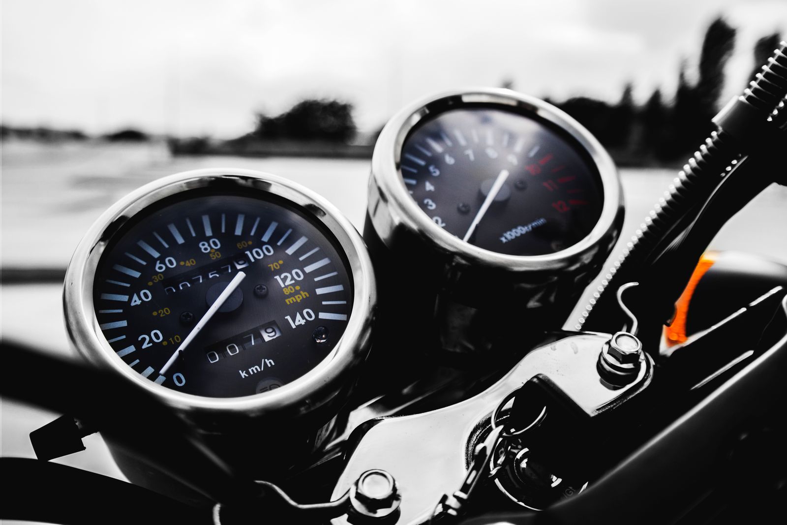 Compteur et tachymètre d'une moto en gros plan