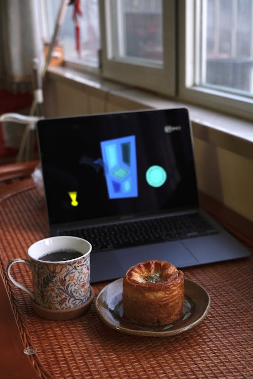 Kostenloses Stock Foto zu becher, brot, frühstück