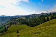 壮丽的山景、连绵起伏的山丘和茂密的森林，非常适合大自然爱好者
