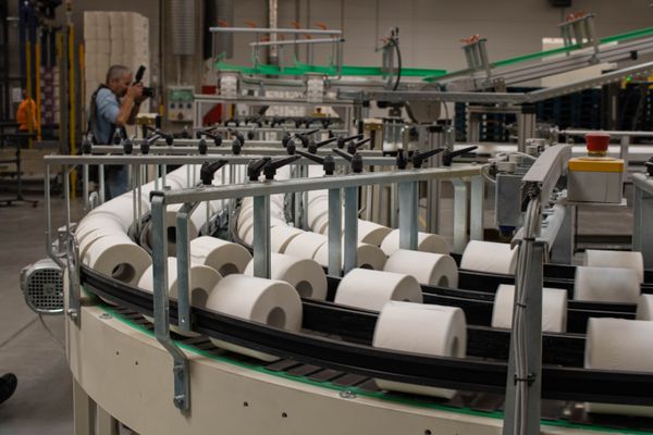Large jumbo tissue rolls in production