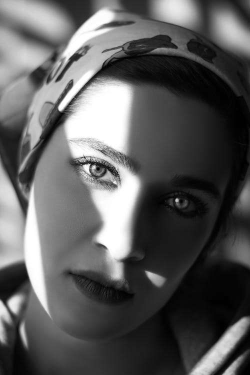 Free Woman in Headscarf Grayscale Photography Stock Photo
