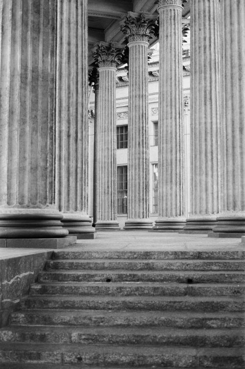 Free Elegant black and white photo of a grand colonnade in St. Petersburg demonstrating classical architecture. Stock Photo