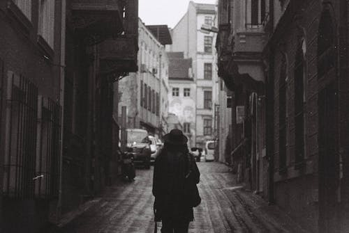Foto d'estoc gratuïta de barret, blanc i negre, carrer