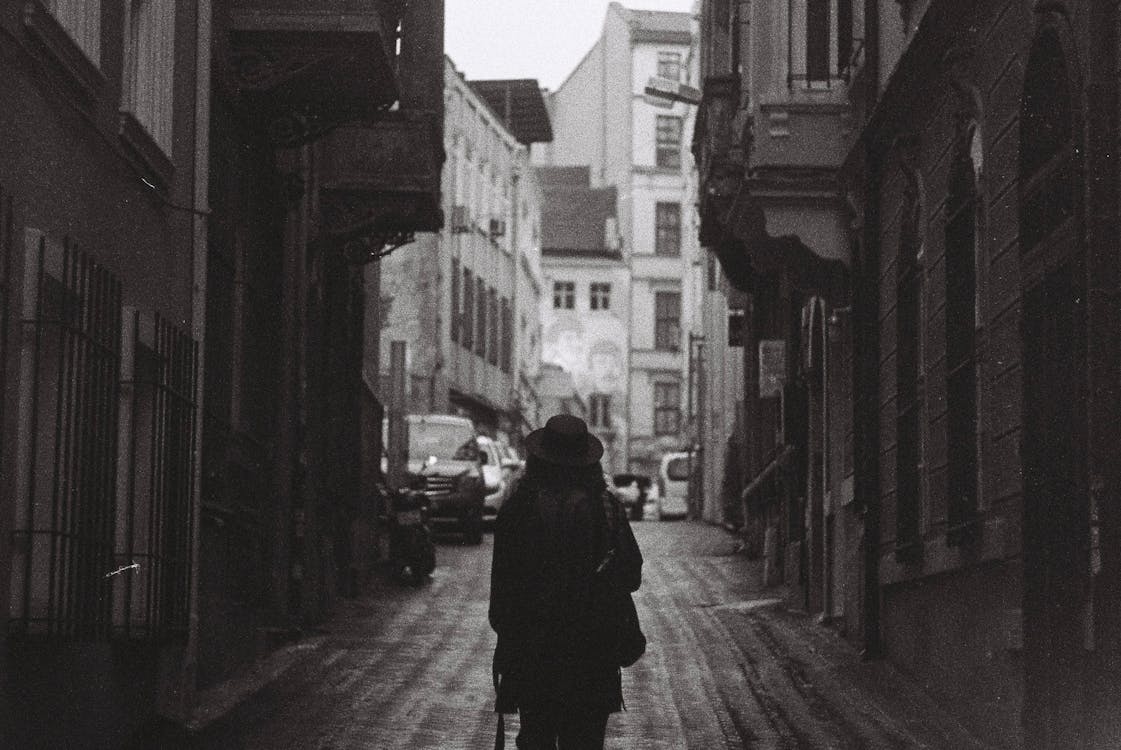 Foto d'estoc gratuïta de barret, blanc i negre, carrer