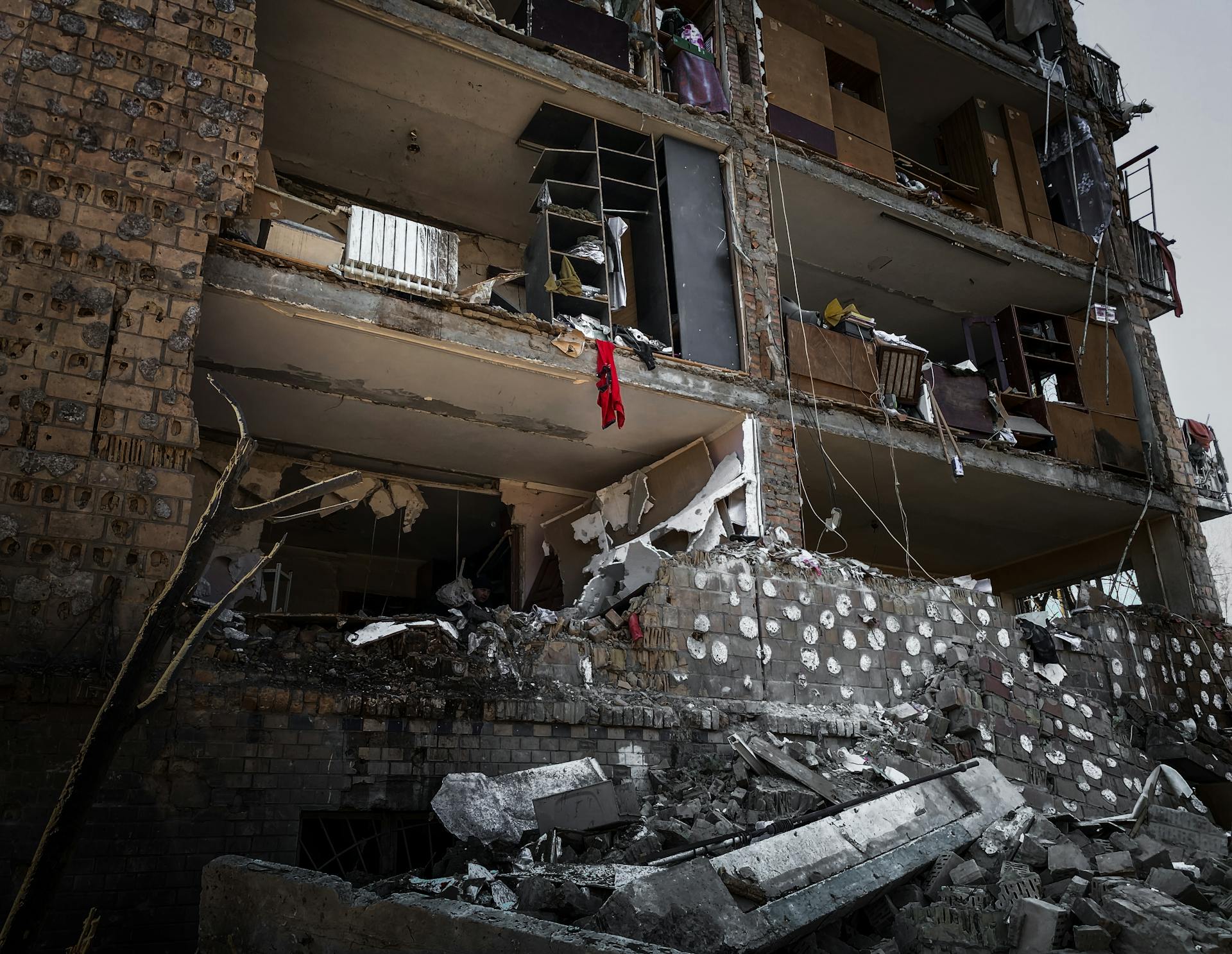 Building with a Collapsed Facade