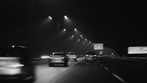 Immagine gratuita di auto, autostrada, bianco e nero