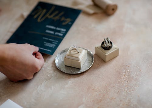 Fotos de stock gratuitas de accesorios, anillos de boda, de cerca